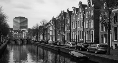 Kanaal met historische gebouwen en brug