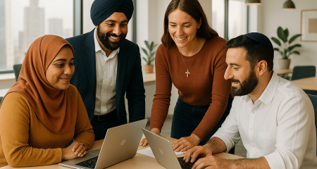 Ljudje z prenosniki v sobi